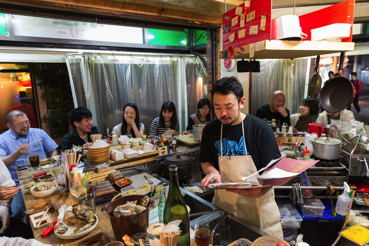 お客さんの集まるかき小屋ランドリー店内
